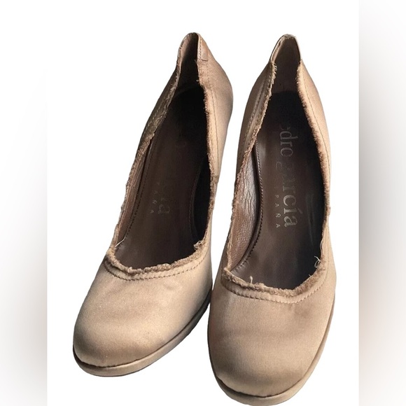 PEDRO GARCIA Satin Raw-Edge Trim Pumps - Picture 3 of 7